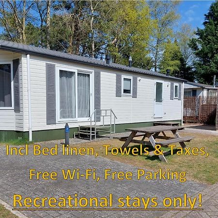 Modern En Chic Chalet Tot 4 Personen Op De Veluwe Recreatiepark De Oude Driest Путен Екстериор снимка